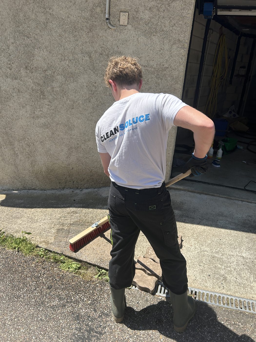 Technicien CleanSoluce balayant après la prestation