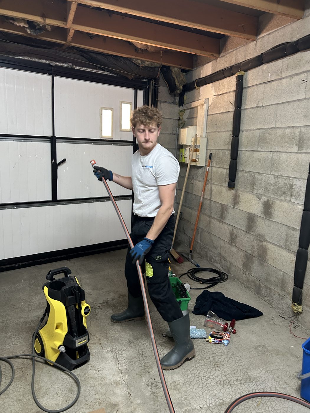Technicien CleanSoluce nettoyant une porte de garage
